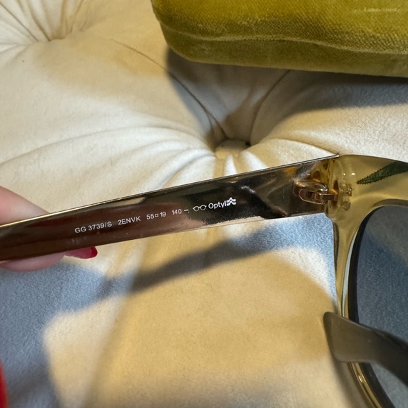 Gucci Black Rounded Cat Eye Sunglasses - Picture 4 of 4